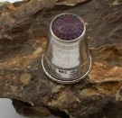 Fingerbøl 830 sølv med lilla topp med skriften Erindring.  thumbnail