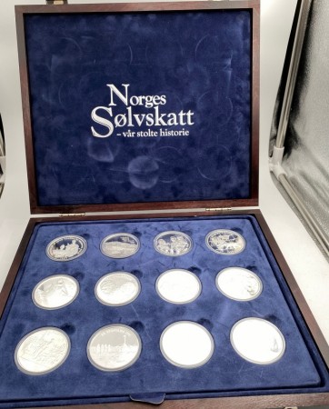 Norges sølvskatt: 24 stk i orginalt treskrin
