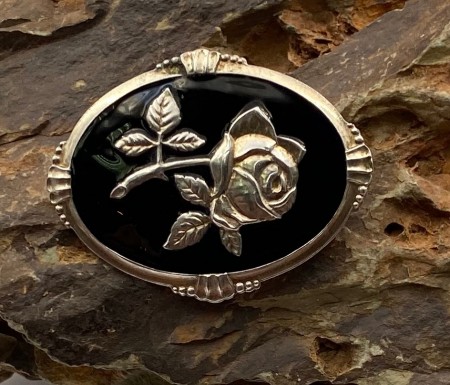 Blomster brosje med sort emalje i 830 sølv av Arne Nordlie