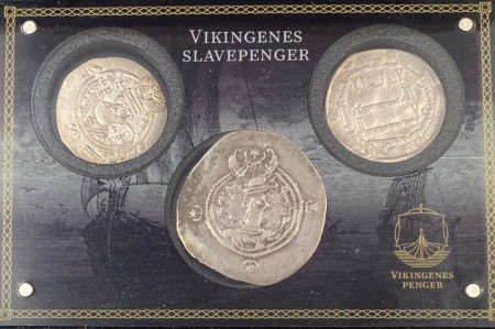 Vikingenes Slavemynter med tre sølv mynter.