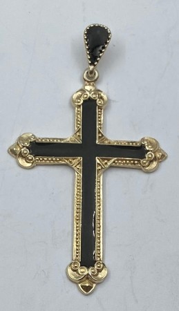 Forgylt anheng kors i 925 sølv med sort emalje av John Baalerud.