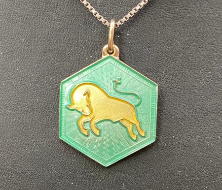 Stjernetegnet Tyren i sølv, med grønn og gul emalje. David-Andersen