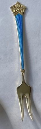 Anitra: Forgylt koldtgaffel i sølv med lys blå emalje 10,2 cm.
