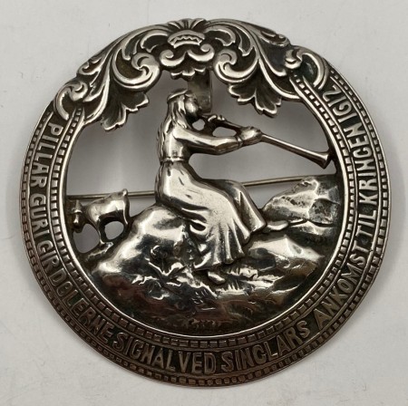 Brosje/anheng av Pillar Guri 830 sølv.