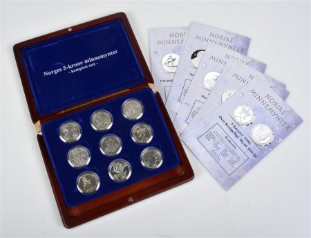 Norges 5-krone minnemynter (kv. 0), komplett 9 forskjellige i treskrin