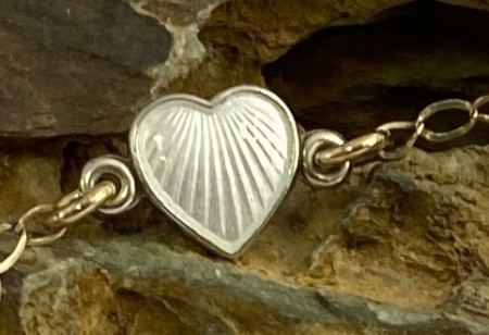 Armbånd med hjerte som igjen er med emalje i 925 sølv av OPRO